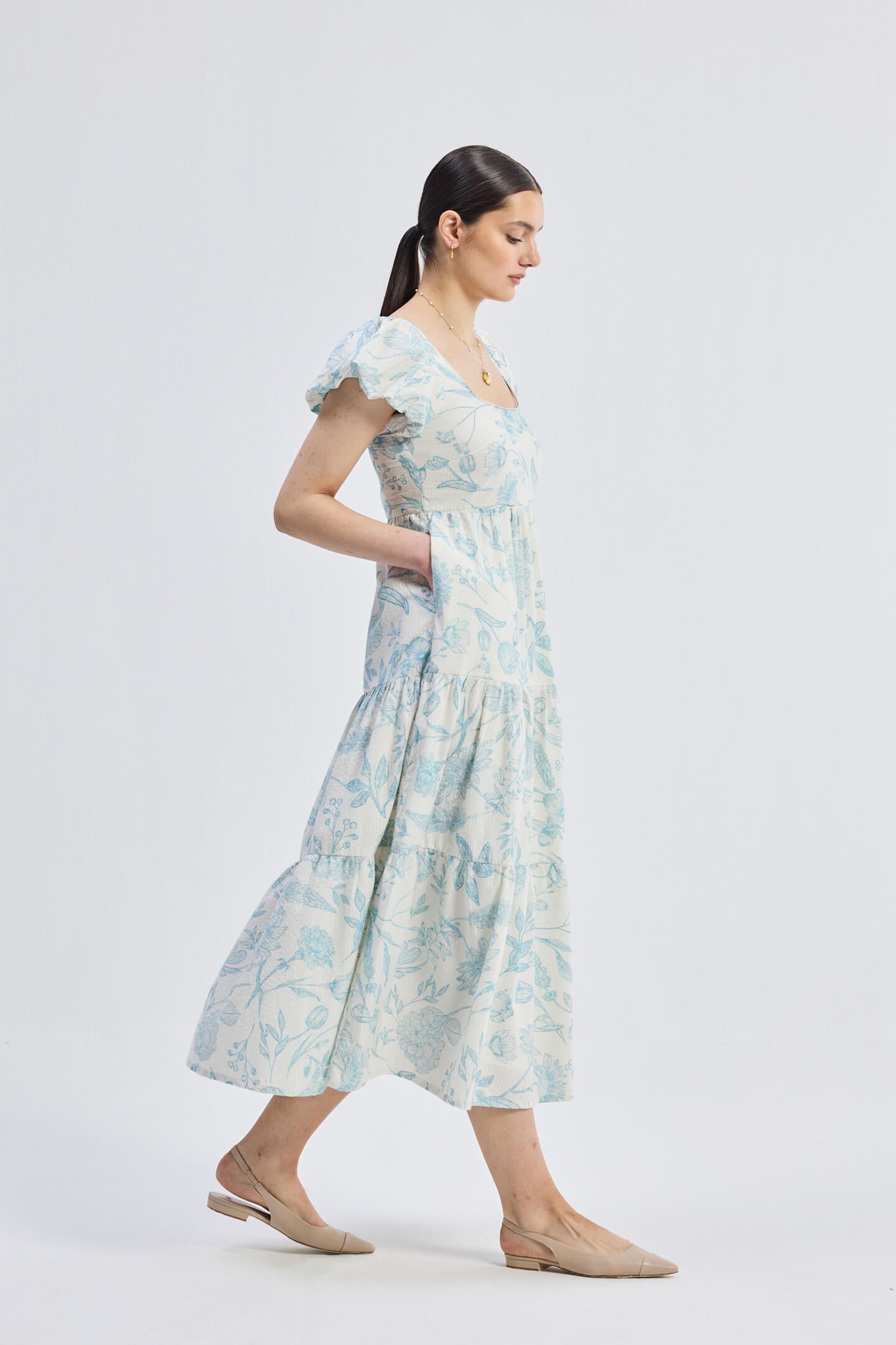 Robe maxi à manches bouffantes et volants à imprimé floral bleu