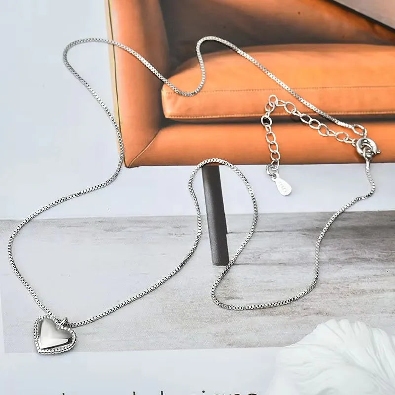 Collar minimalista plateado con exquisito dije en forma de corazón para mujer, pareja o cualquier ocasión. Joyería elegante y moderna para cumpleaños y fiestas.