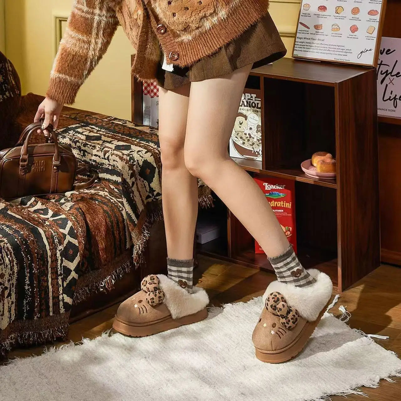 Photos réelles Hello Kitty 2025 Nouvelles Chaussures d'intérieur Automne Hiver Antidérapantes, Imperméables et Chaudes Pantoufles en Coton Marron Rose pour Femmes