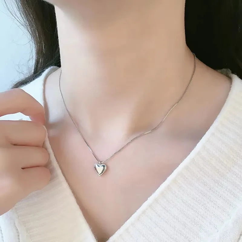 Collar minimalista plateado con exquisito dije en forma de corazón para mujer, pareja o cualquier ocasión. Joyería elegante y moderna para cumpleaños y fiestas.
