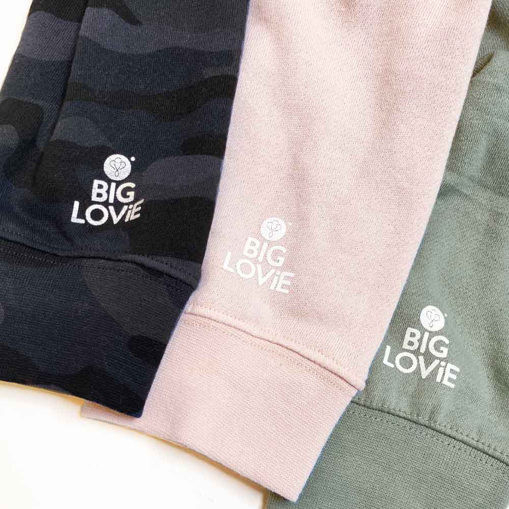 SUDADERA CORTA CON CAPUCHA "LA BONDAD ES GENIAL" | CAMUFLAJE NEGRO