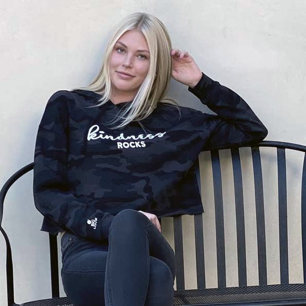 SUDADERA CORTA CON CAPUCHA "LA BONDAD ES GENIAL" | CAMUFLAJE NEGRO