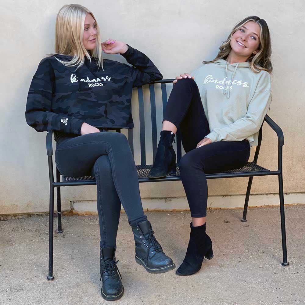 SUDADERA CORTA CON CAPUCHA "LA BONDAD ES GENIAL" | CAMUFLAJE NEGRO