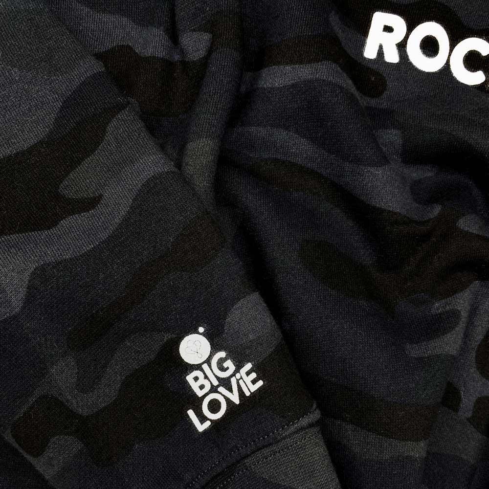 SUDADERA CORTA CON CAPUCHA "LA BONDAD ES GENIAL" | CAMUFLAJE NEGRO