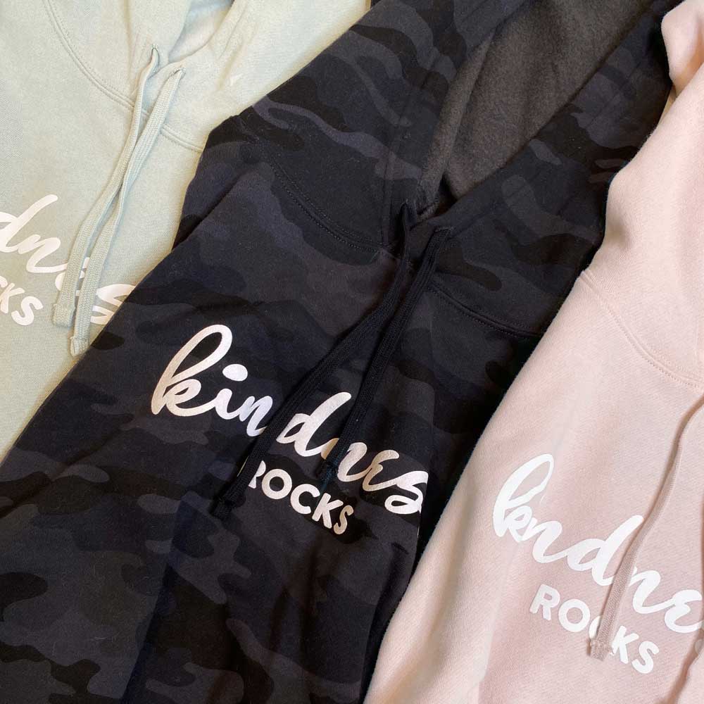 SUDADERA CORTA CON CAPUCHA "LA BONDAD ES GENIAL" | CAMUFLAJE NEGRO