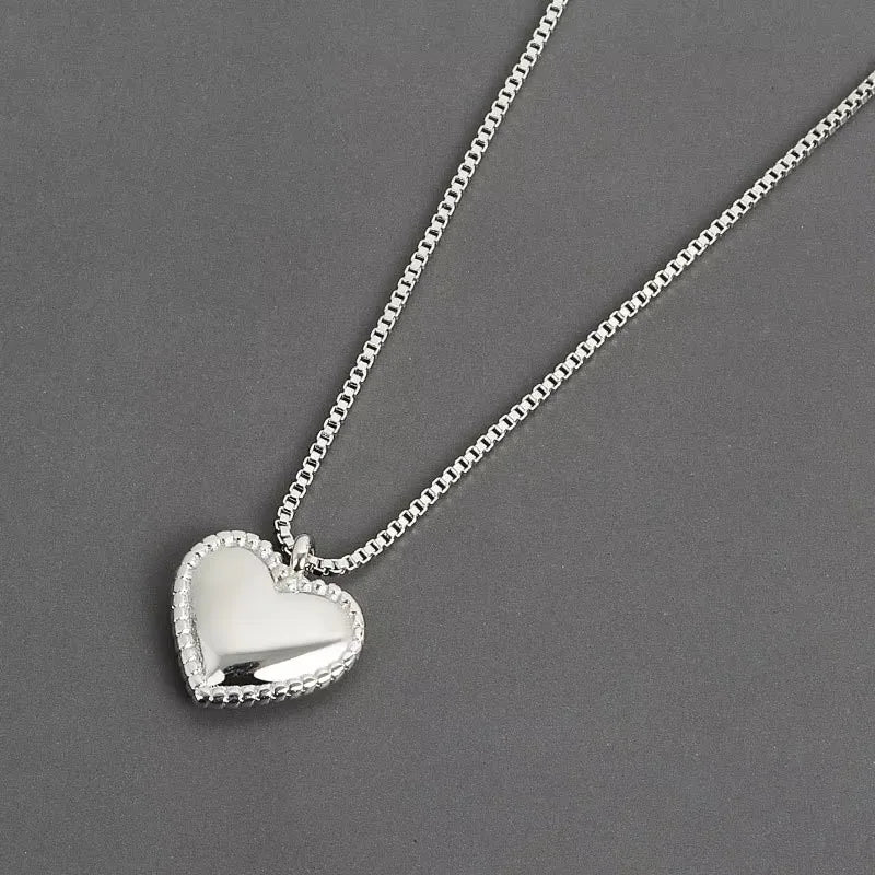Collar minimalista plateado con exquisito dije en forma de corazón para mujer, pareja o cualquier ocasión. Joyería elegante y moderna para cumpleaños y fiestas.