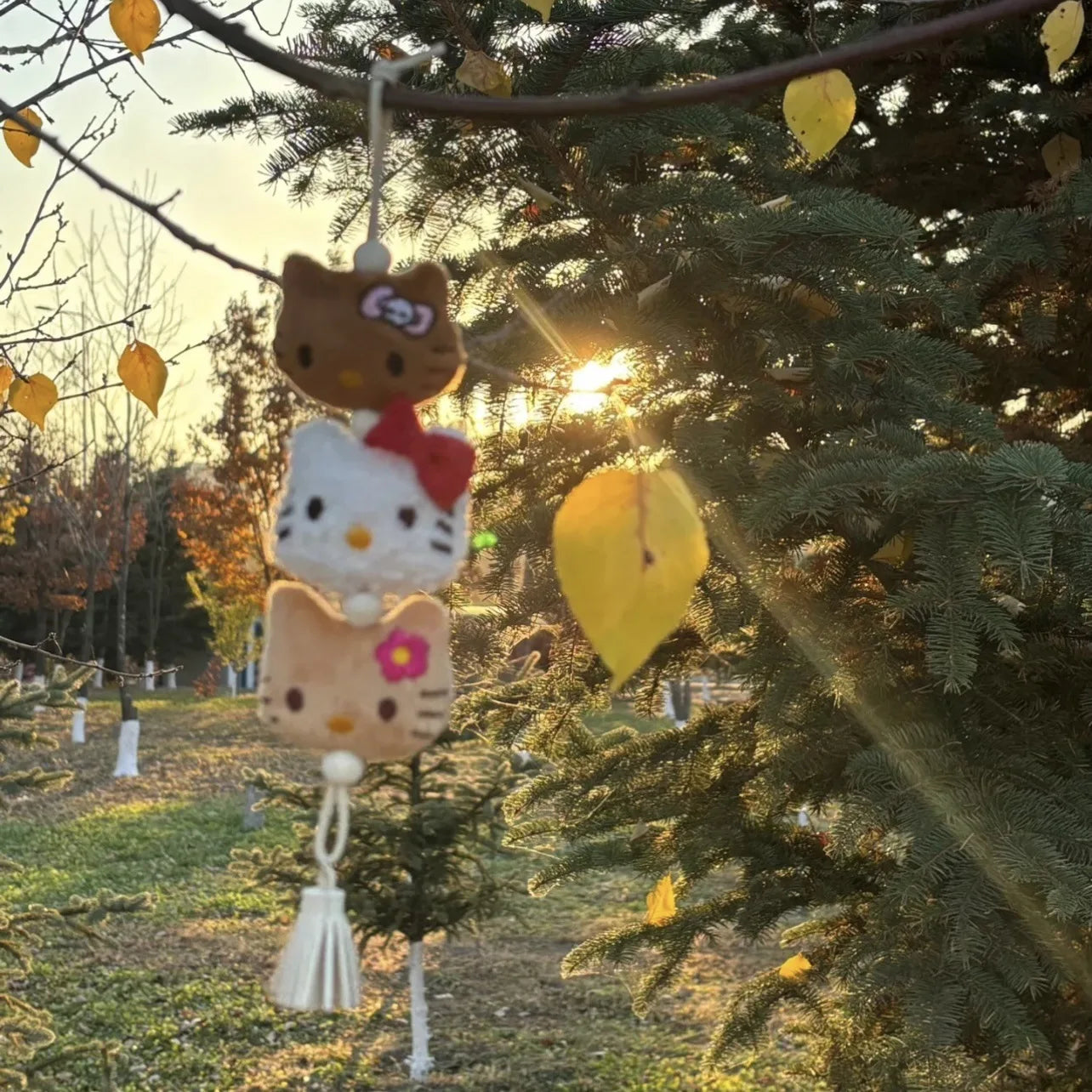 Porte-clés peluche Hello Kitty de Sanrio, style kawaii, pour enfants, avec pendentif en peluche, idéal pour les sacs et les voitures. Cadeau d'anniversaire pour fille.