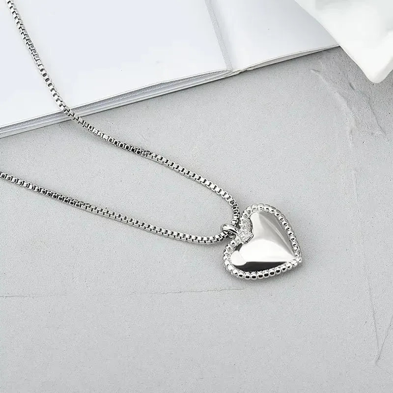 Collar minimalista plateado con exquisito dije en forma de corazón para mujer, pareja o cualquier ocasión. Joyería elegante y moderna para cumpleaños y fiestas.