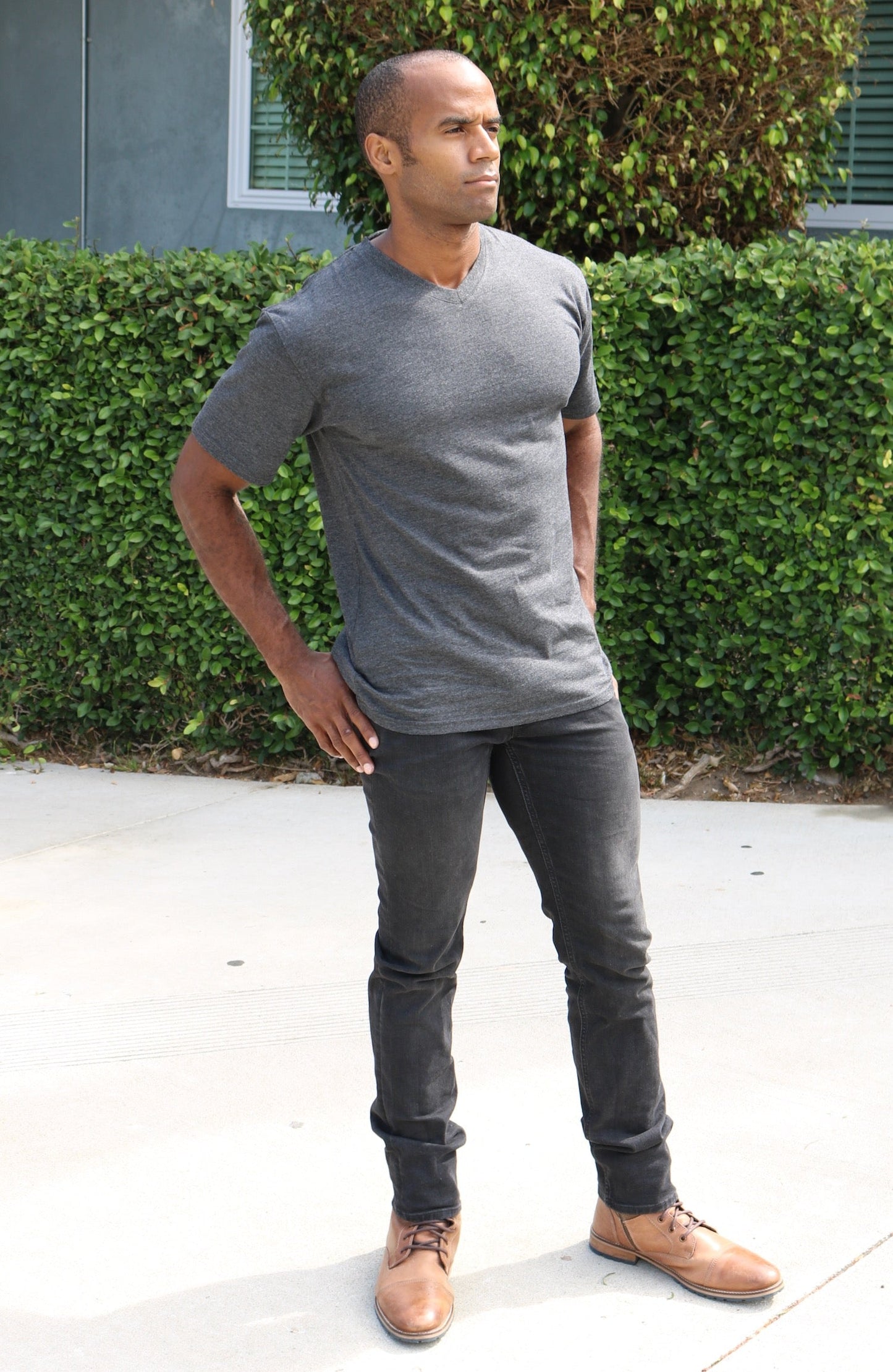 Camiseta de manga corta con cuello en V de viscosa de bambú para hombre (en liquidación)